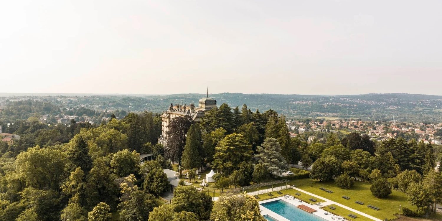 Palace Grand Hotel Varese bovenaf zwembad zijde