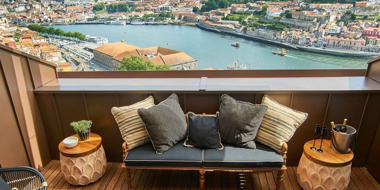 Hotel Torel Avantgarde balkon met zicht op de stad