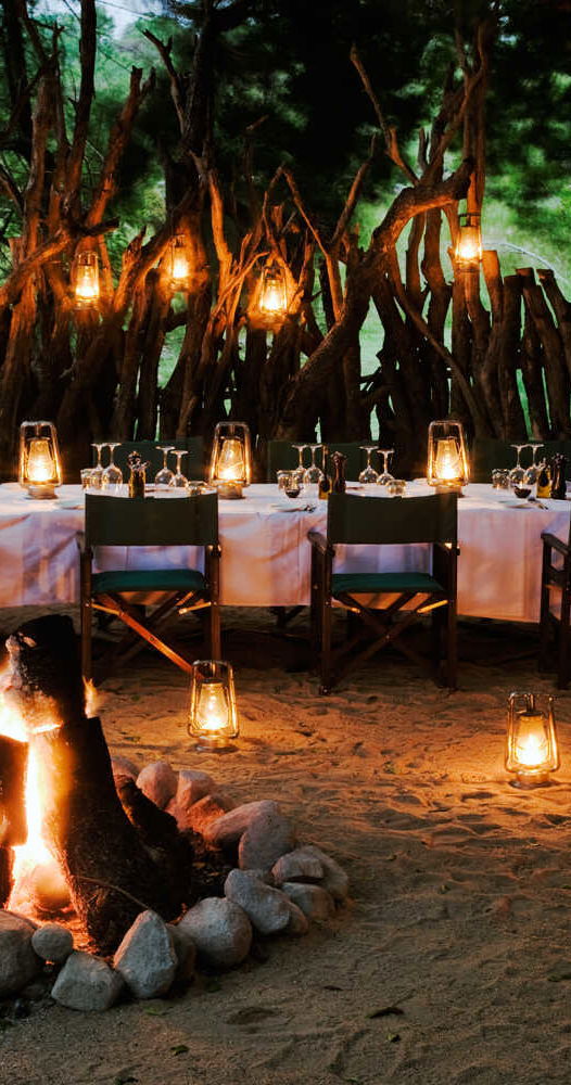 Lion Sands Ivory Lodge kampvuur met eettafel