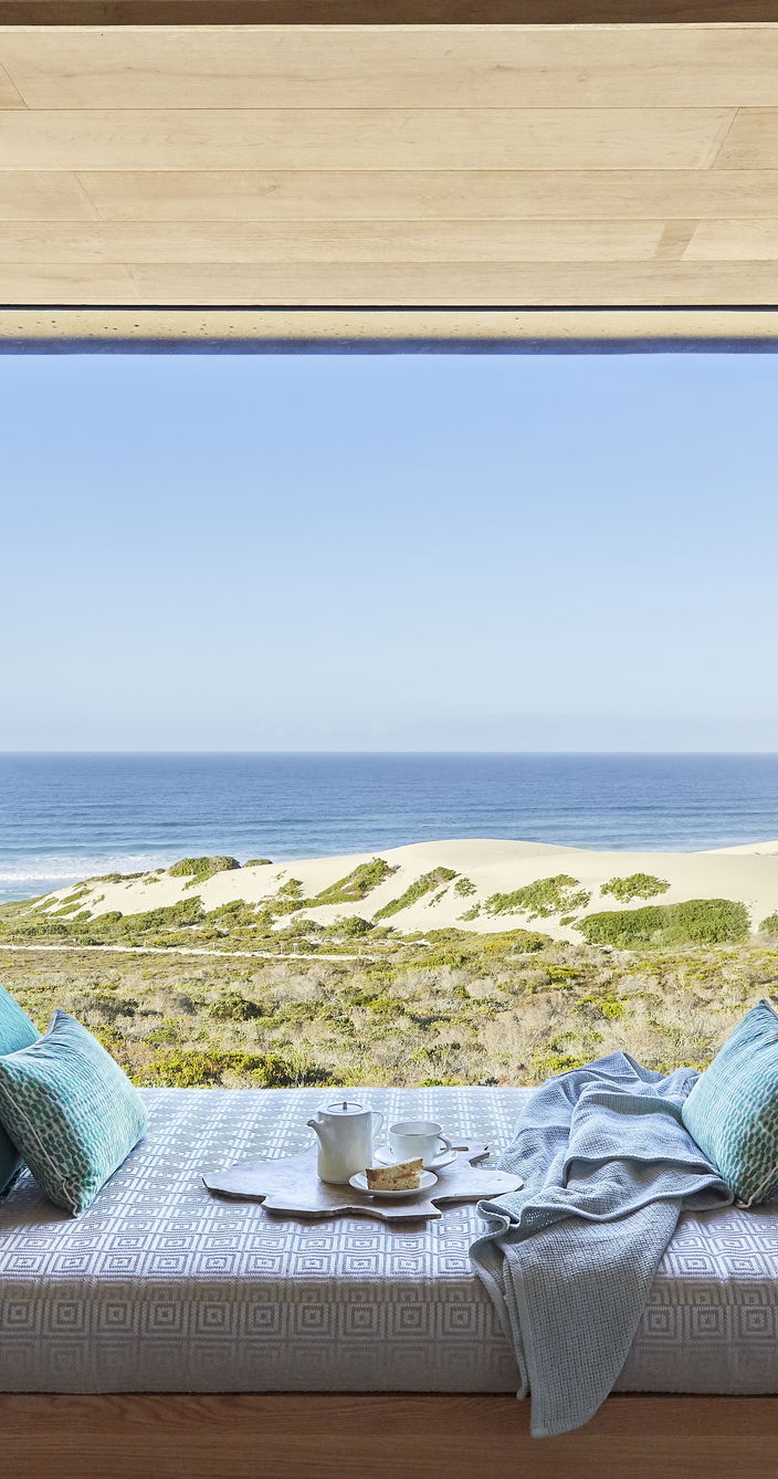 Morukuru Beach Lodge bankje in het raam