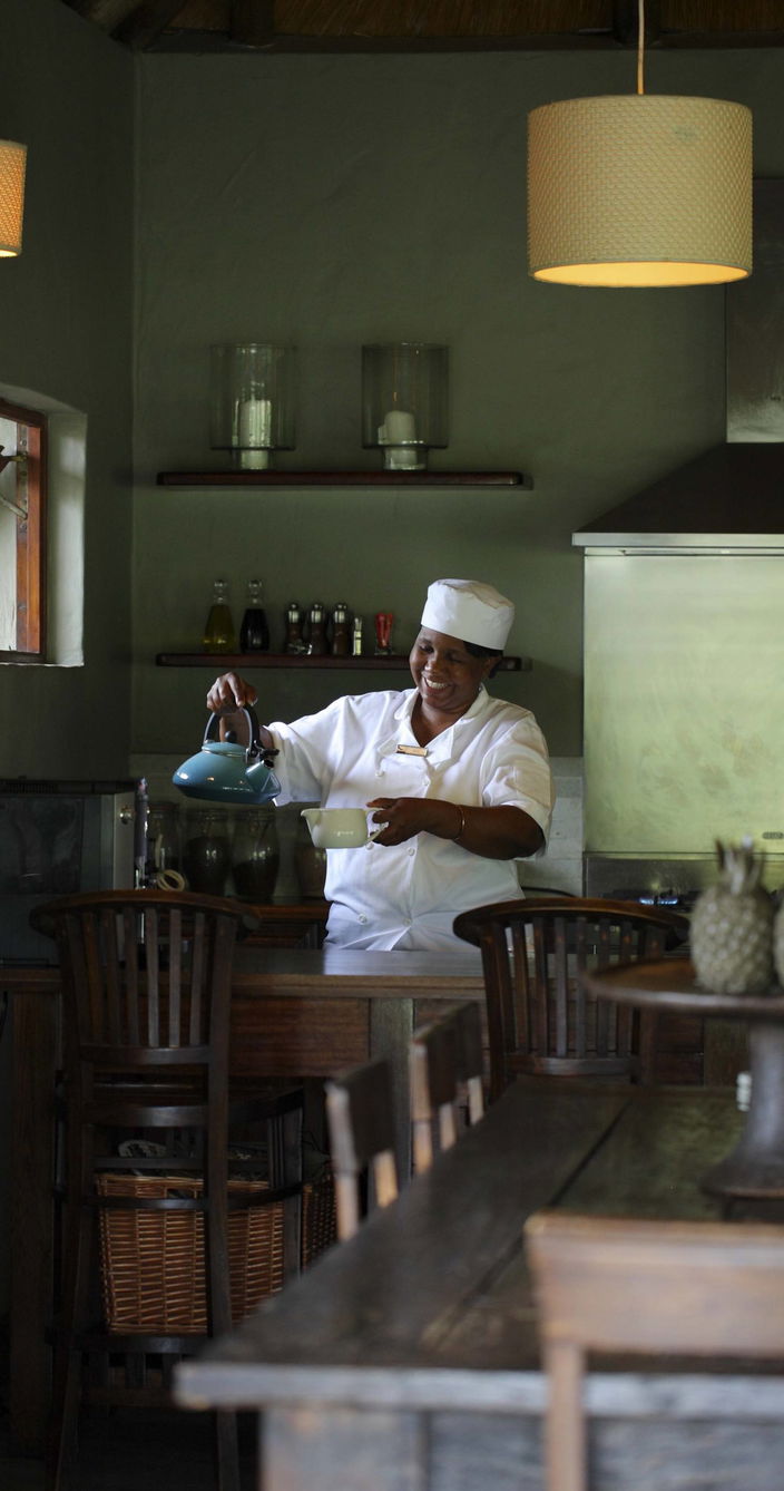 Phinda Zuka Lodge iemand schenkt thee in
