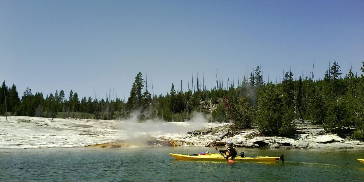 Kajakken op het uitgestrekte Yellowstonemeer