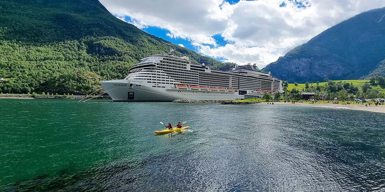 Noorwegen---- Kajak---- Cruiseschip