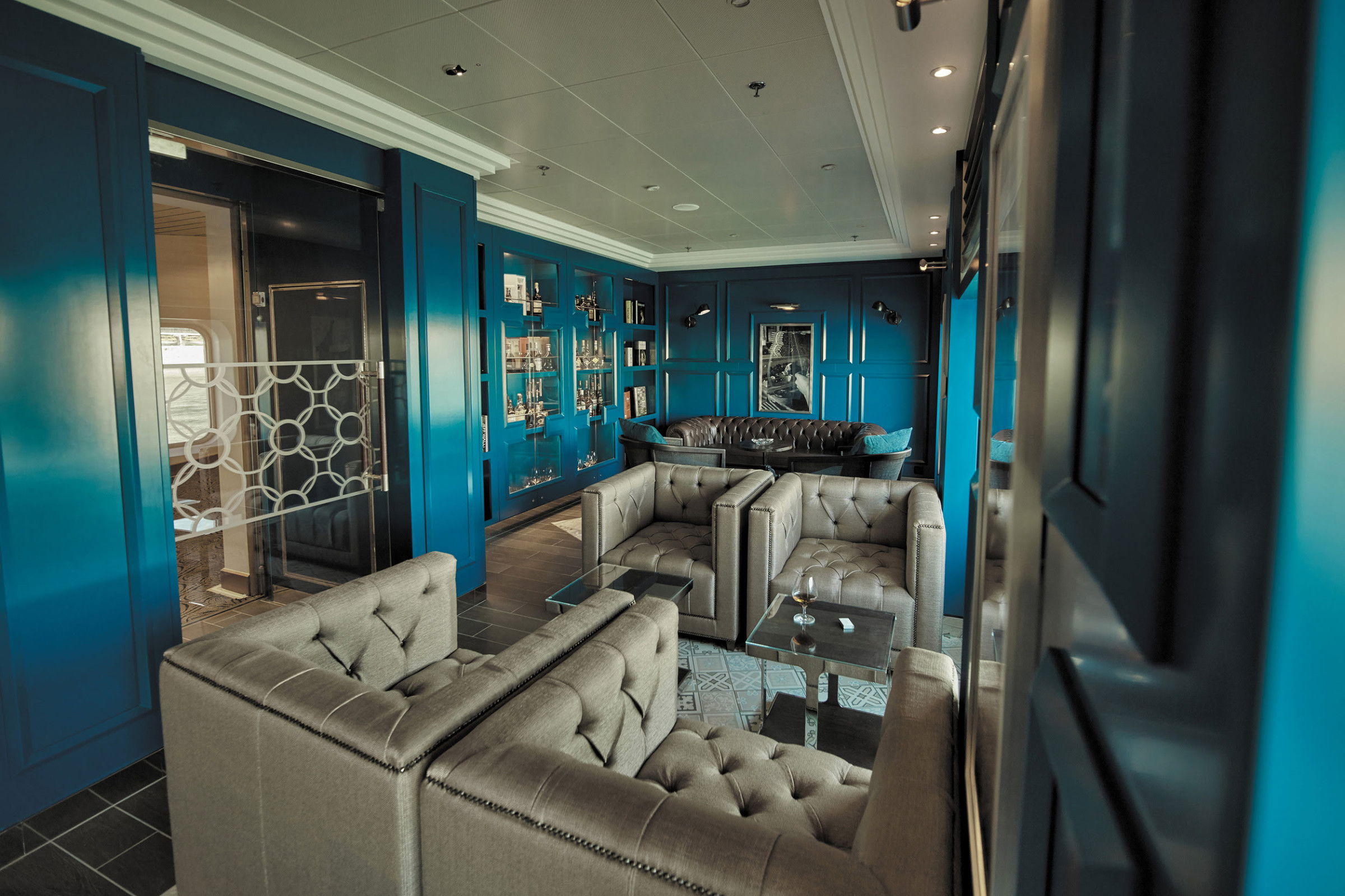 Voyager - Club Lounge - Regent Seven Seas