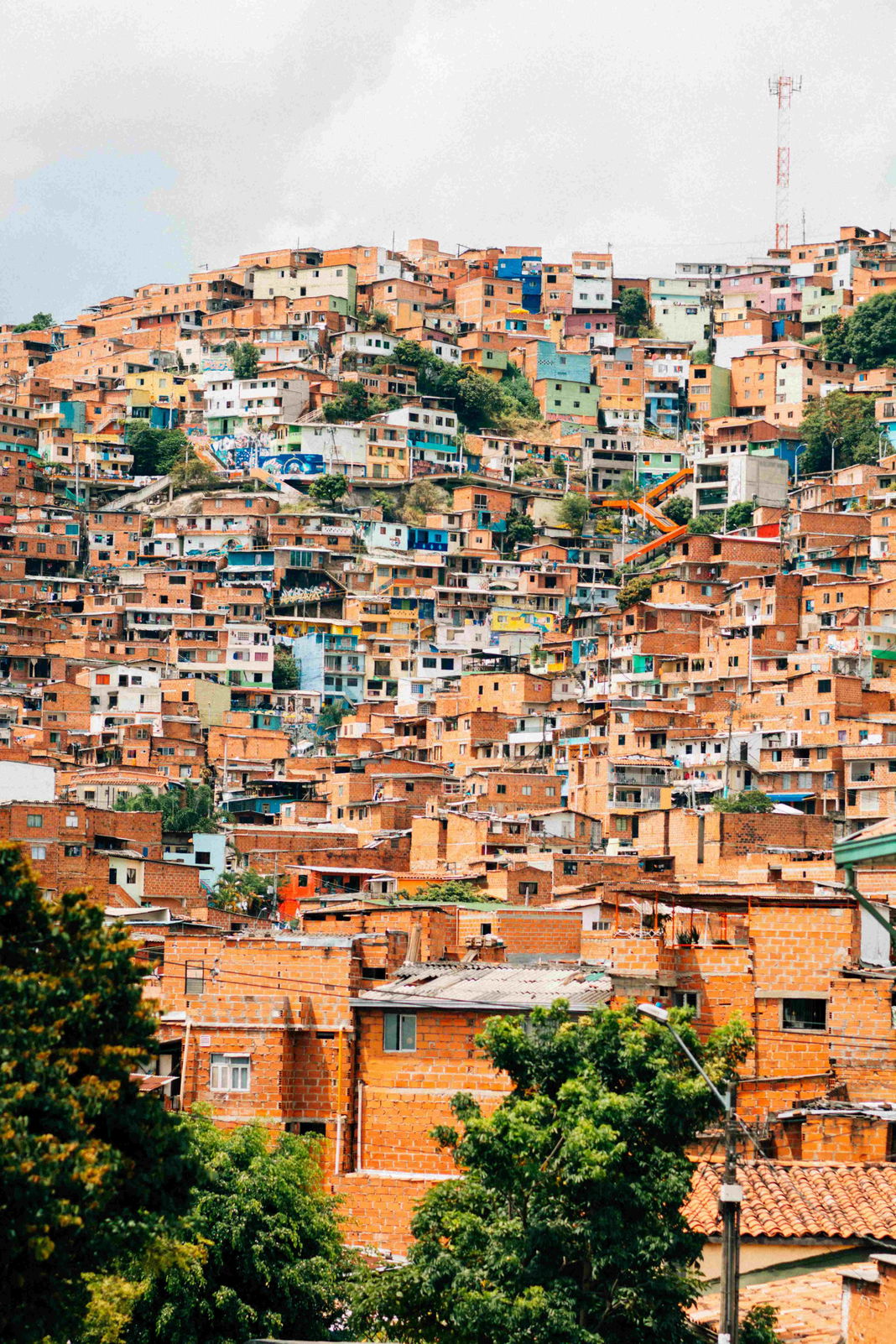 sloppenwijk-medellin-colombia