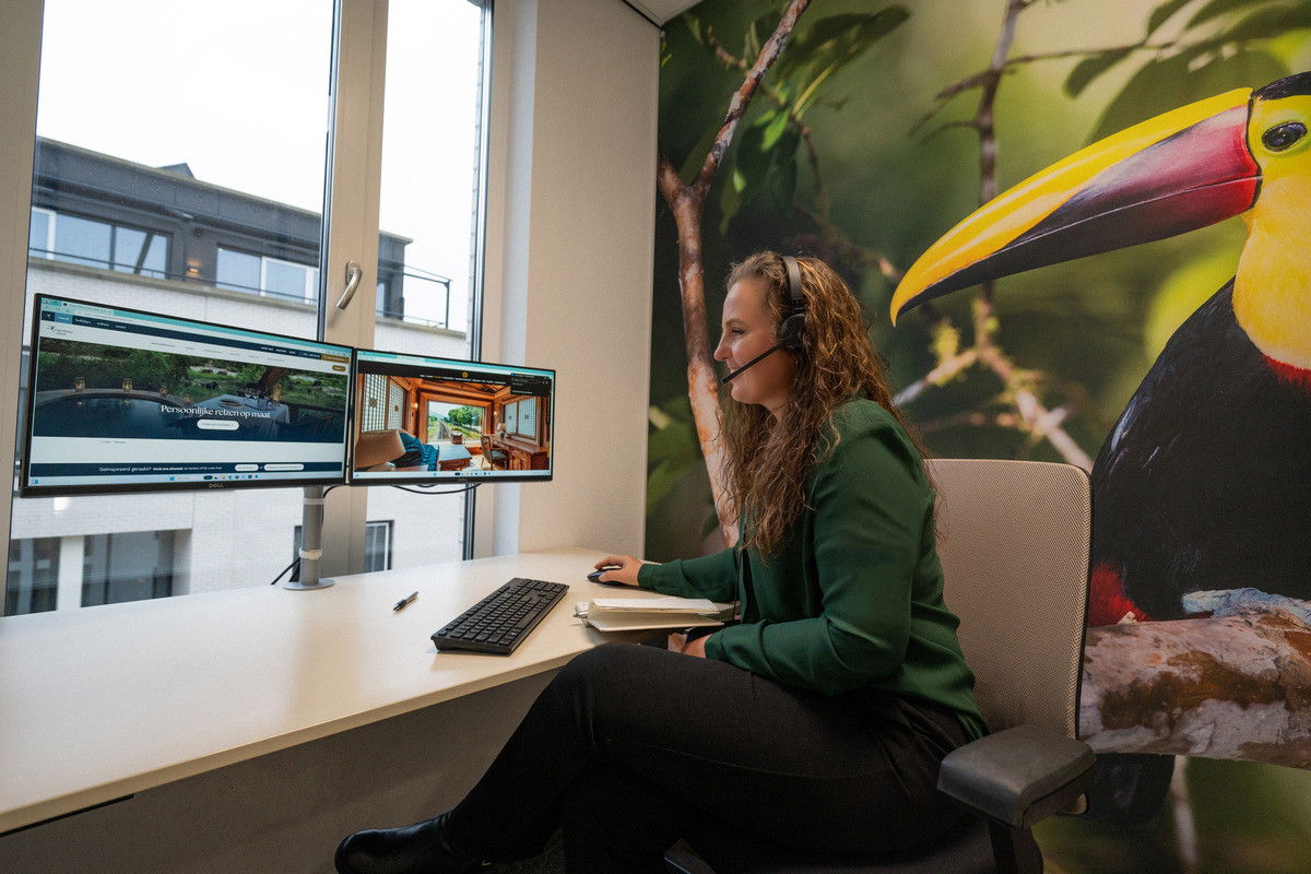 Reisspecialist Desire Schapers bellend met een klant